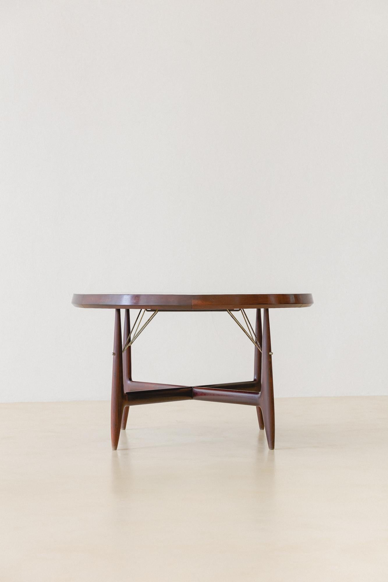 Brésilien Table ronde extensible Stella de Sergio Rodrigues, design brésilien du milieu du siècle dernier en vente