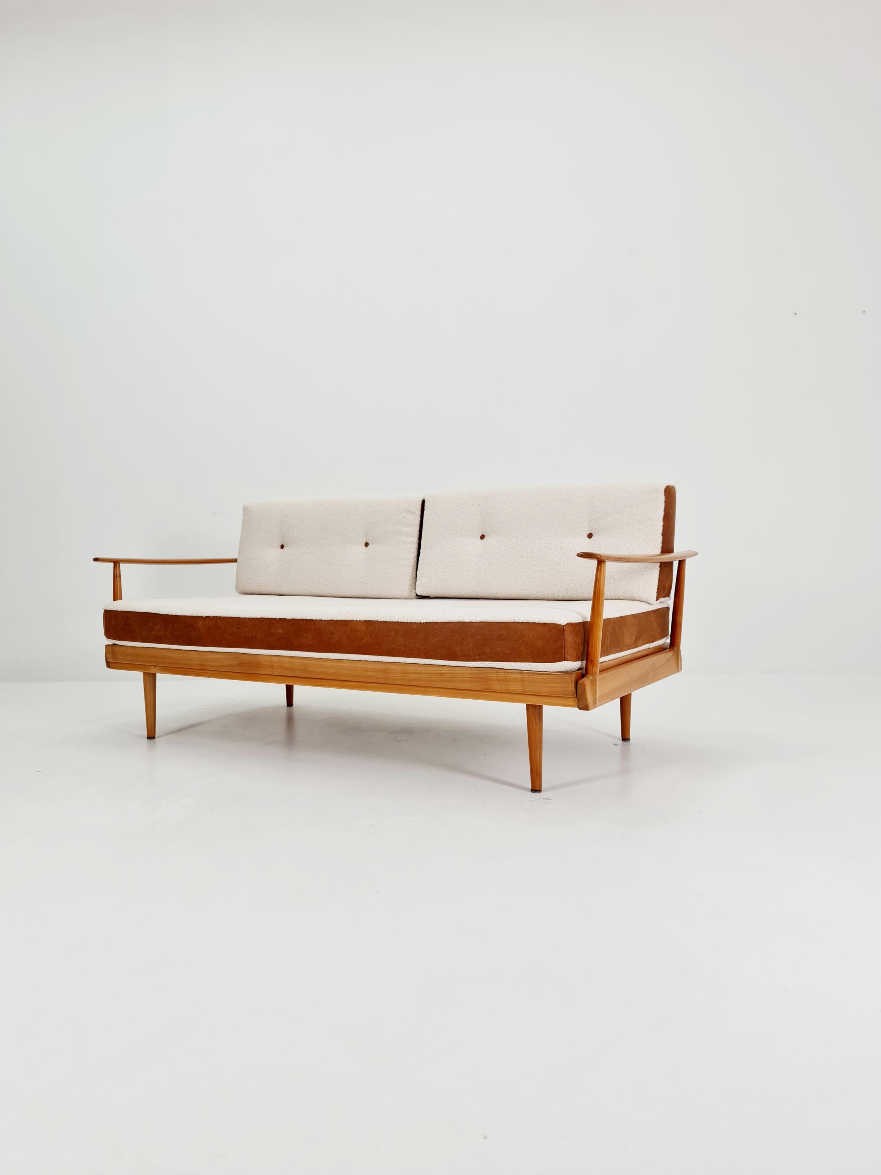 Midcentury Stella Sofa Eschenholz Daybed von Walter Knoll & Wilhelm Knoll, Deutschland, 1950er Jahre

Stil: vintage deutsch modern 

Entworfen von: Walter Knoll / Wilhelm für Knoll

Hergestellt in Deutschland

Der Stoff ist brandneu und von
