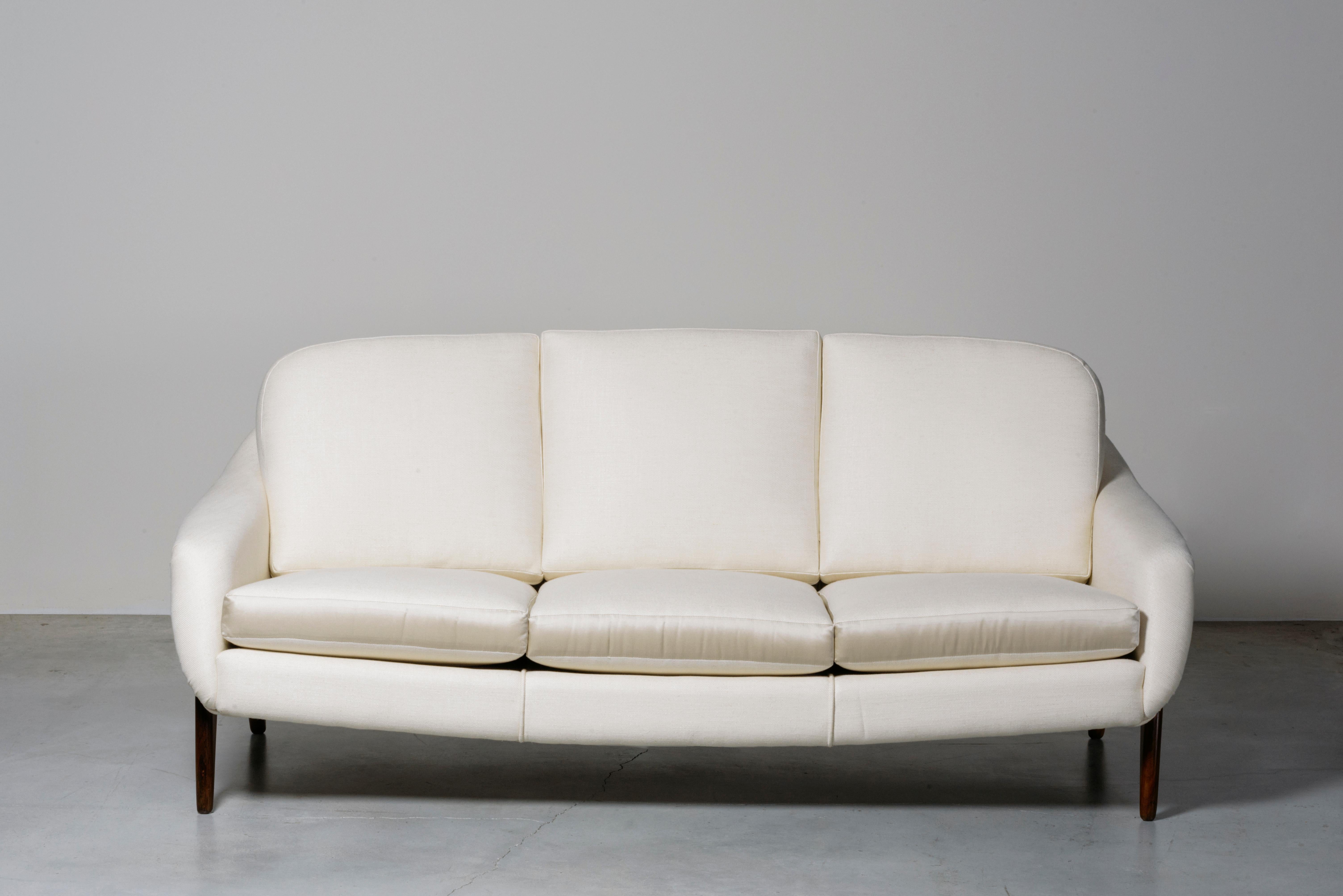 Canapé Stella de Sergio Rodrigues. Brésil, 1965.
Fabriqué par Oca. Exemple fourni avec le cachet fiscal du gouvernement brésilien. Bois massif, revêtement en tissu. Dimensions : 190 x 90 x H 76 siège H 35 cm. 74,9 x 35,5 x H 29,9 siège H 13,8