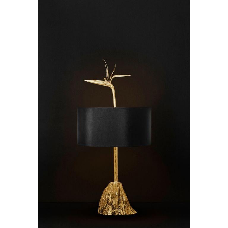 Stella Tischlampe: Elegance aus poliertem Messing - Skulpturale Lights für die Inneneinrichtung (Portugiesisch) im Angebot