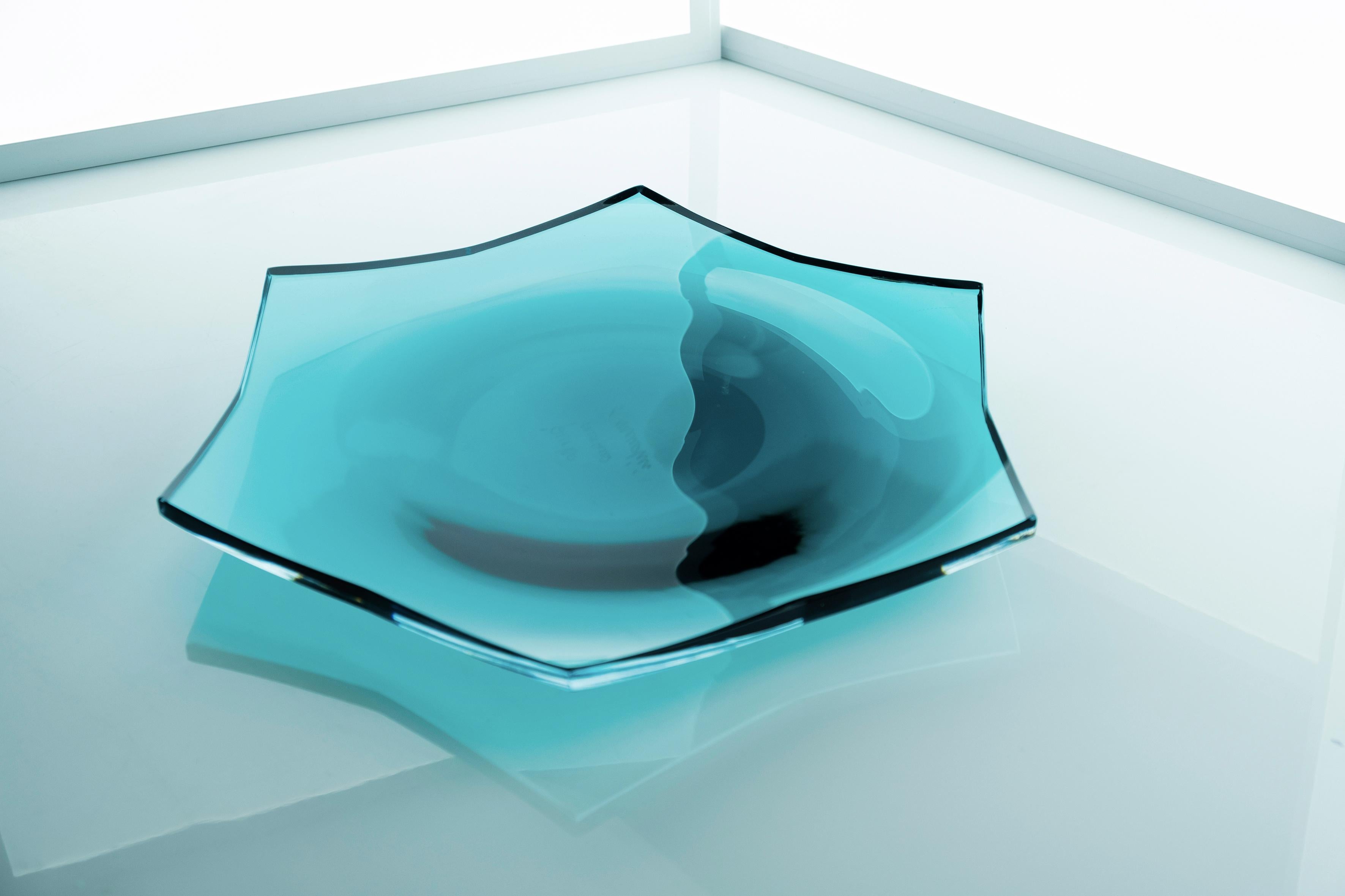 Stella Tablett von Purho
Abmessungen: T40 x H2.3 cm
MATERIALIEN: Glas
Andere Farben und Abmessungen sind möglich.

Purho ist ein neuer Protagonist des Made-in-Italy-Designs, ein Werk der Synthese, eine jahrelange Forschung, eine italienische Seele