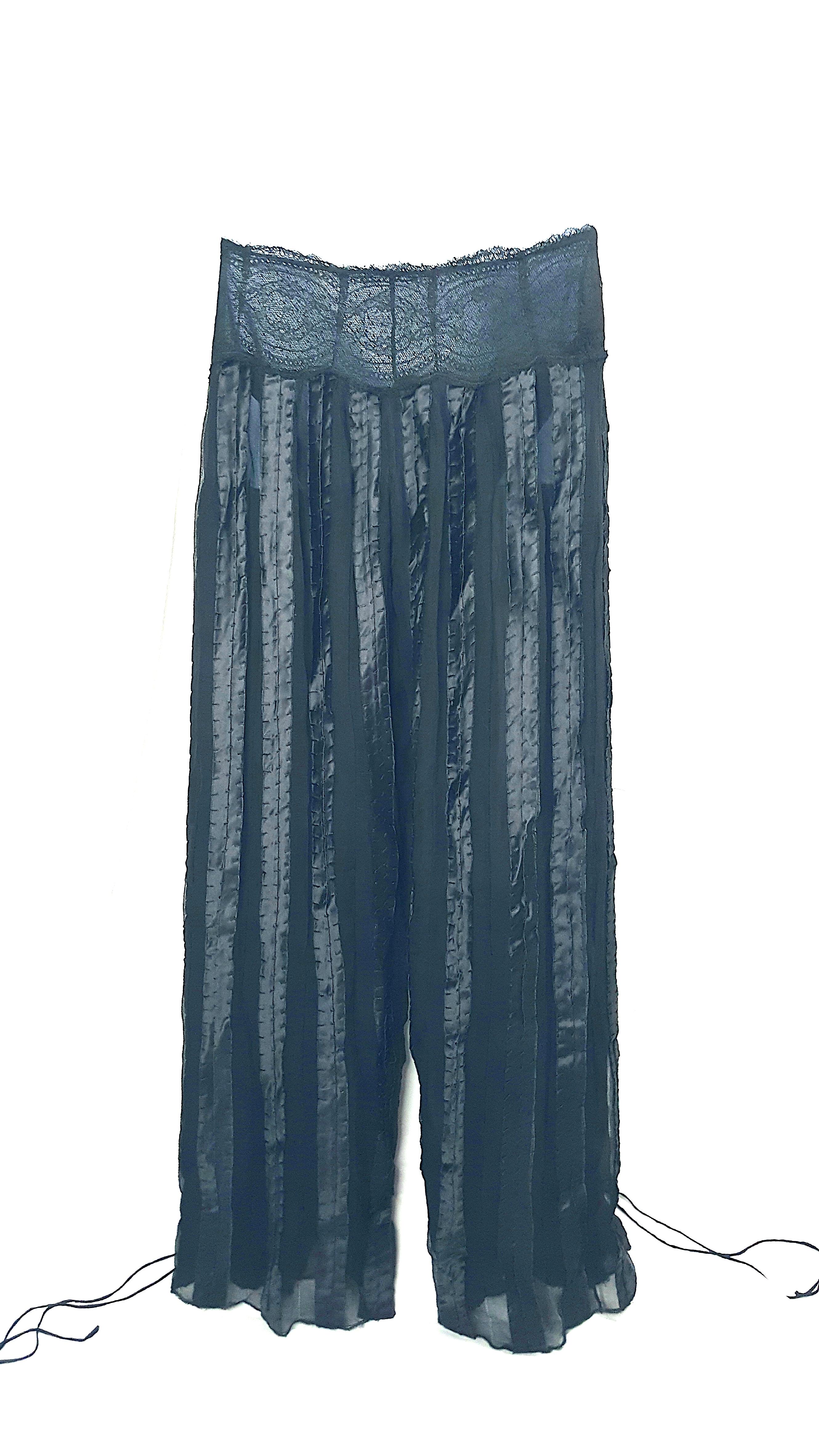 McCartney 2003 Prototyp LingerieLike Lace Seide Chiffon Satin Schwarz HaremPants im Zustand „Gut“ im Angebot in Chicago, IL