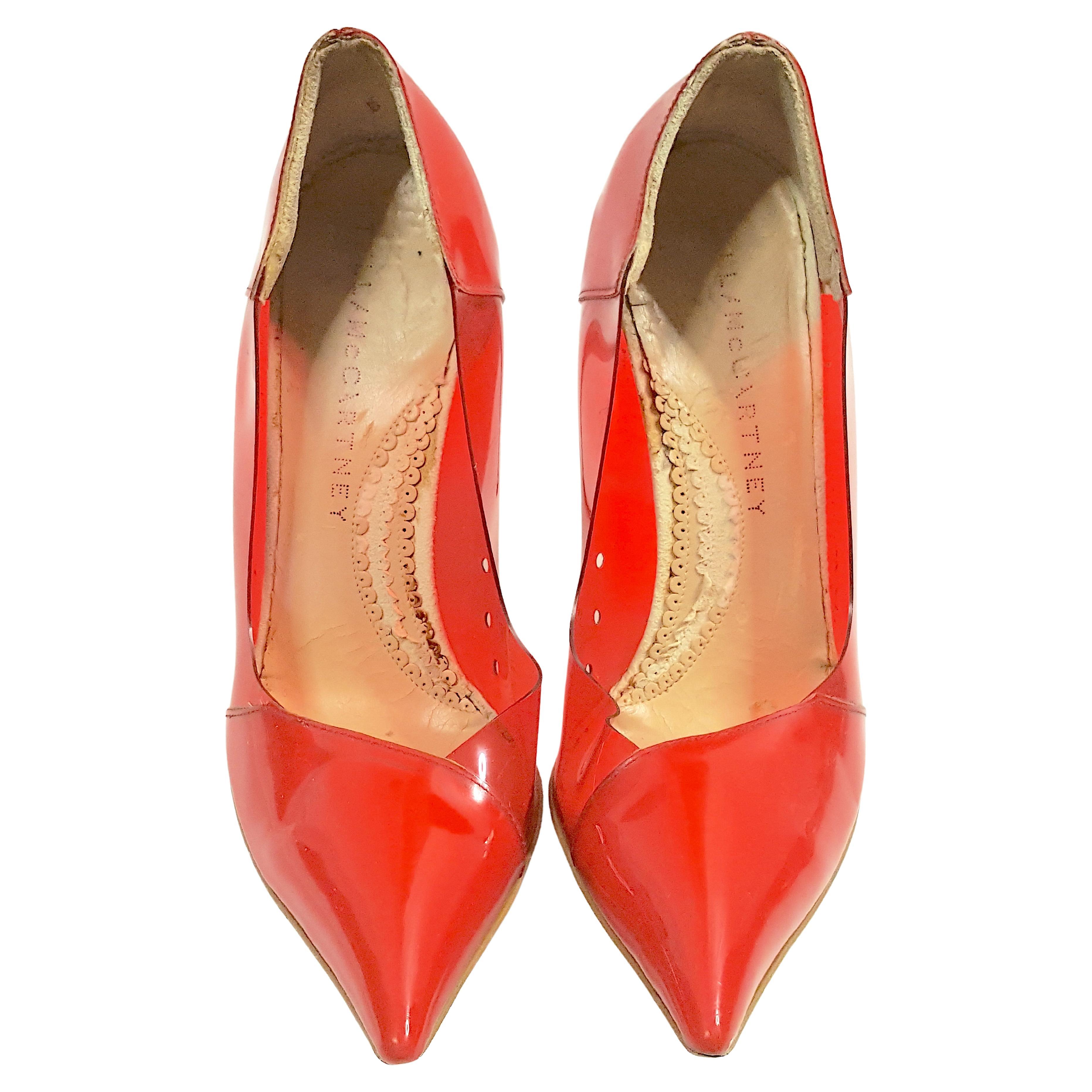 Parmi les premières chaussures sexy conçues par Stella McCarney pour sa marque britannique éponyme, ces talons aiguilles de 4 pouces avec des talons en acier argenté en résine marron, des orteils et des dos en vernis rouge et des côtés