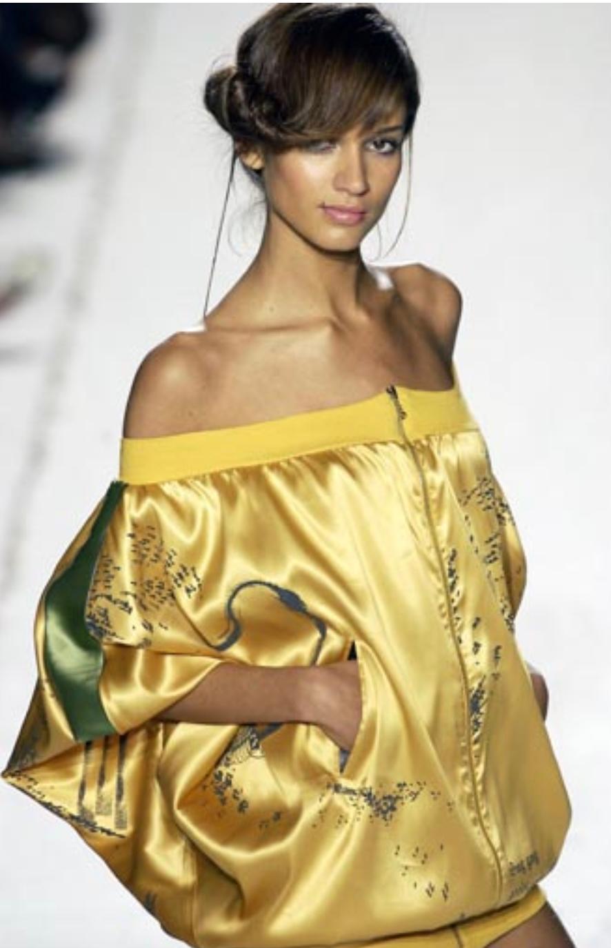 StellaMcCartney Runway 2003 - Veste bulle à fermeture éclair et épaules dénudées en satin de soie imprimée Bon état - En vente à Chicago, IL