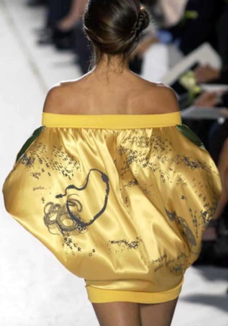 StellaMcCartney Runway 2003 - Veste bulle à fermeture éclair et épaules dénudées en satin de soie imprimée Pour femmes en vente