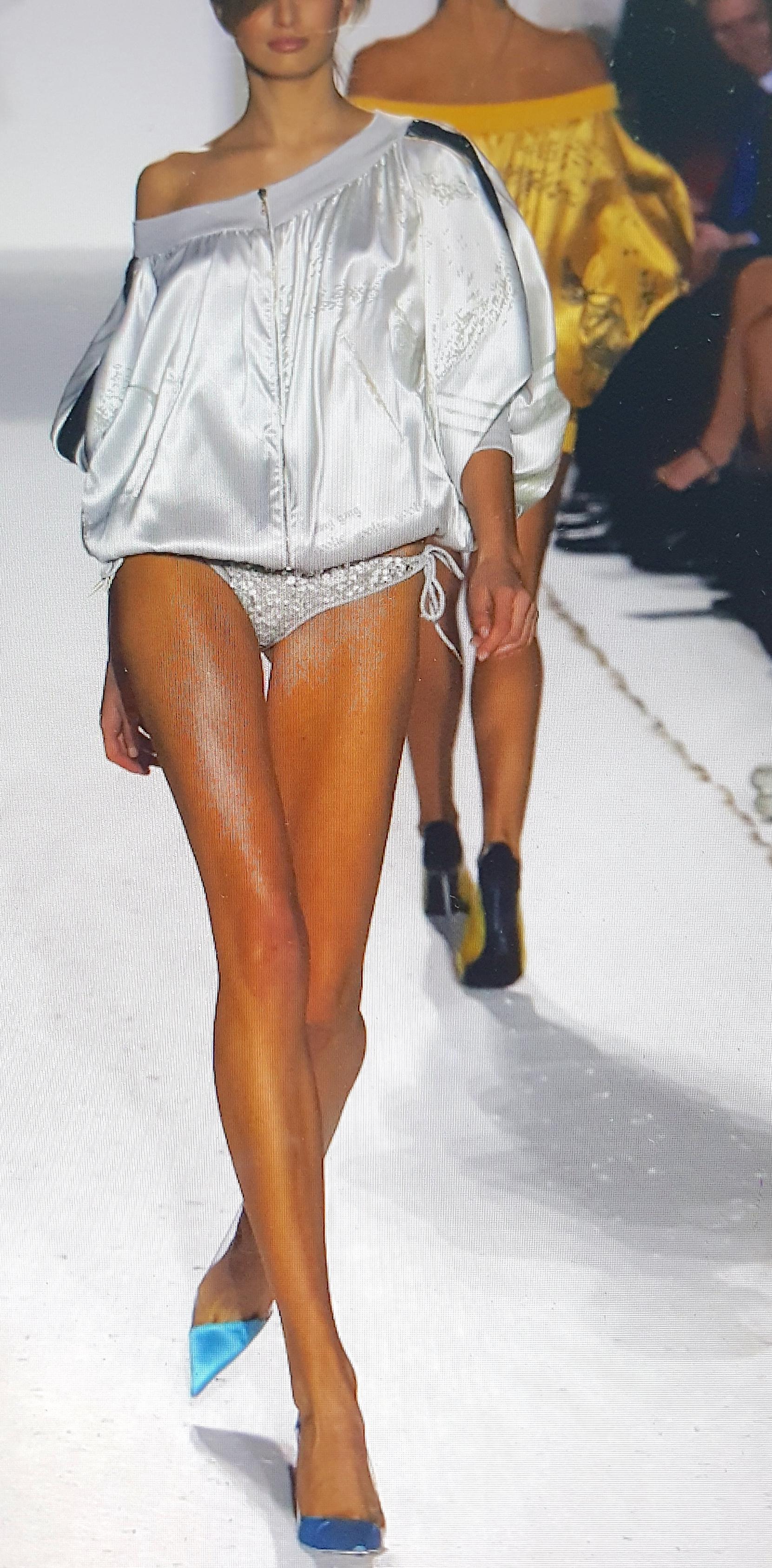 StellaMcCartney - Mini-robe disco ou bomber à épaules dénudées, imprimé satin de soie, 2003 Pour femmes en vente