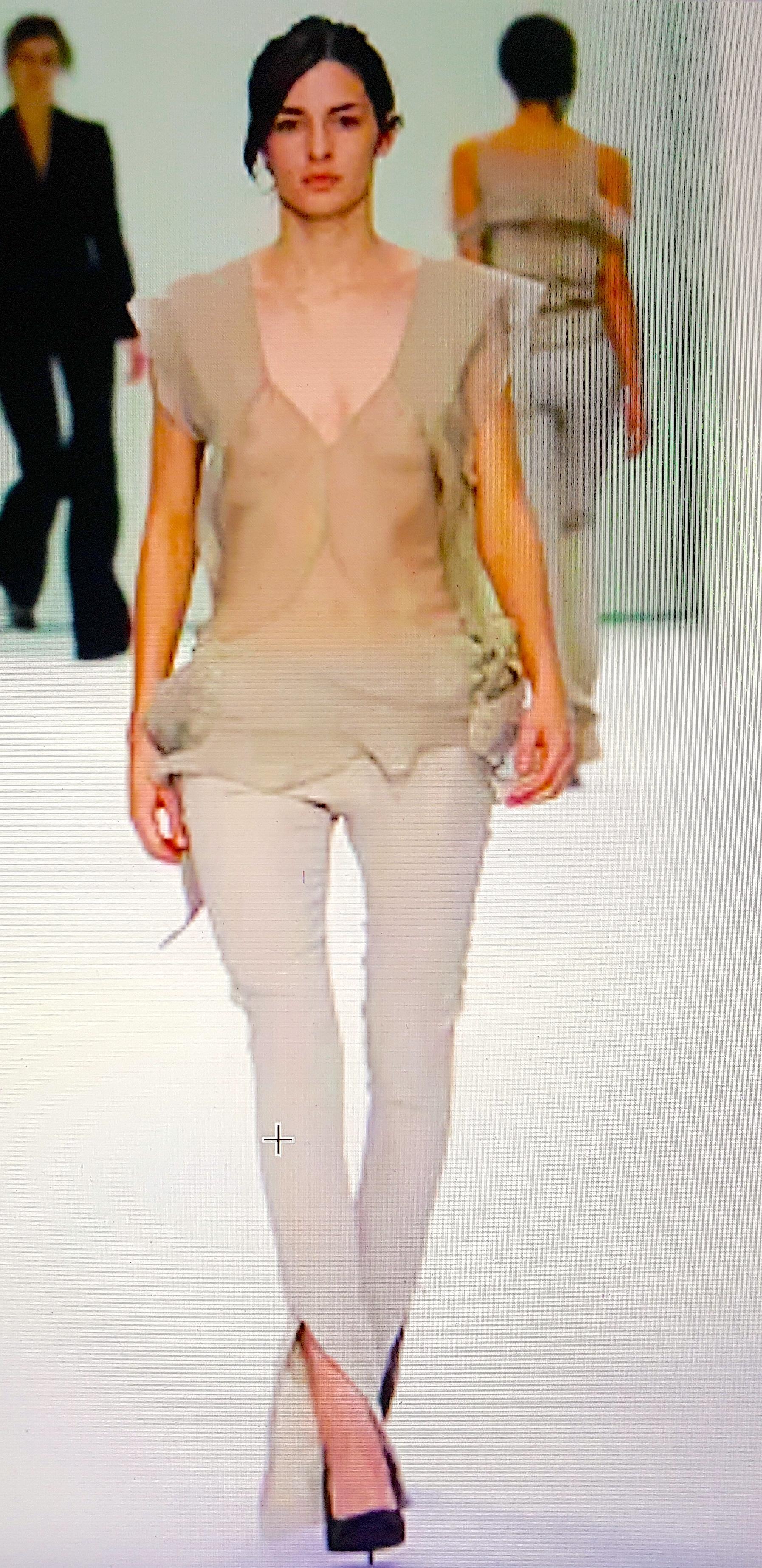 Pour son défilé final de l'automne-hiver 2002, Stella McCartney a présenté ce style éthéré unique de blouse en georgette de soie transparente, semblable à de la lingerie, dans le 