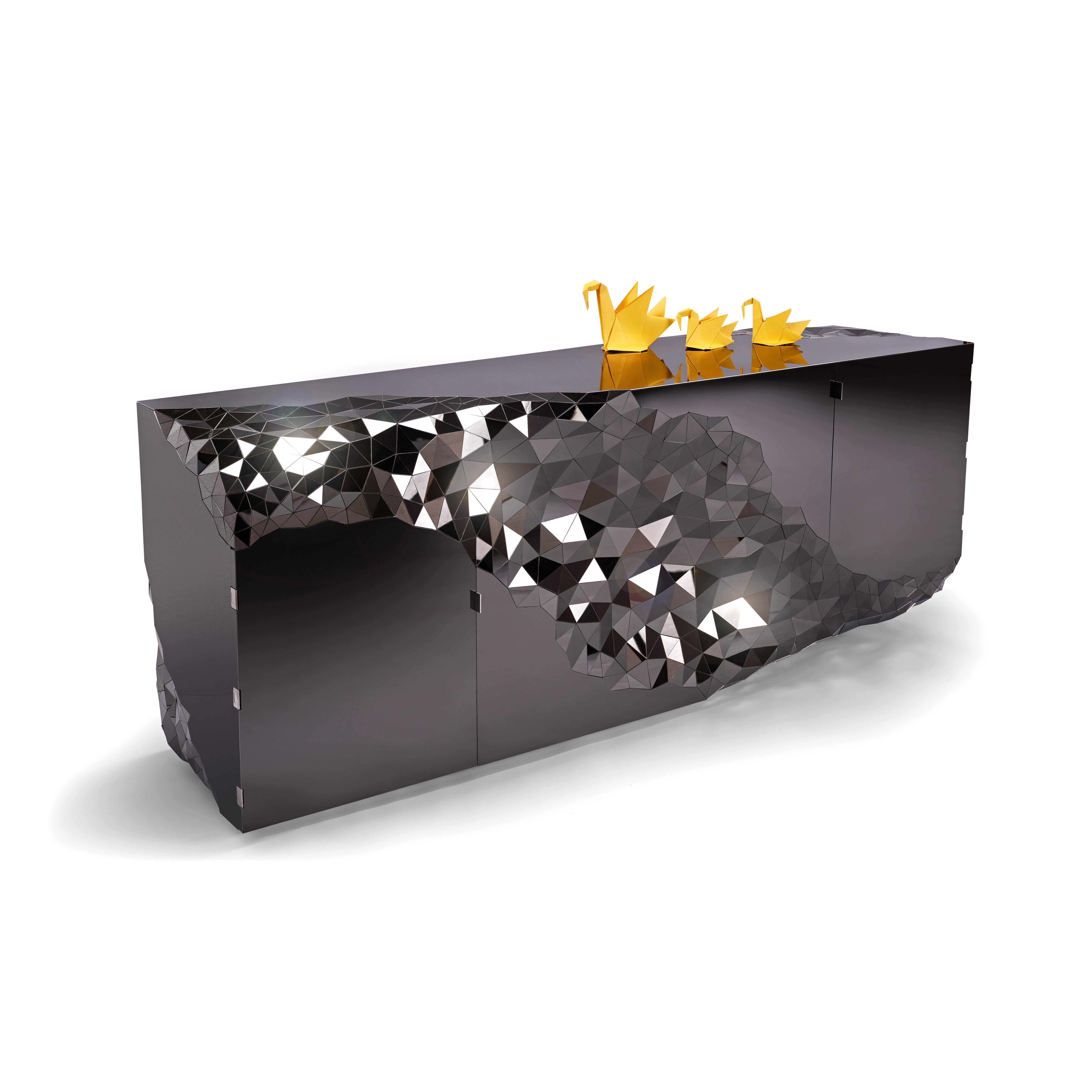 Parte della pluripremiata Collection'S - il mobile Stellar si ispira alle preziose qualità delle geodi di ametista che si formano naturalmente e dei diamanti tagliati a macchina.  Le ampie superfici del mobile sono in netto contrasto con le