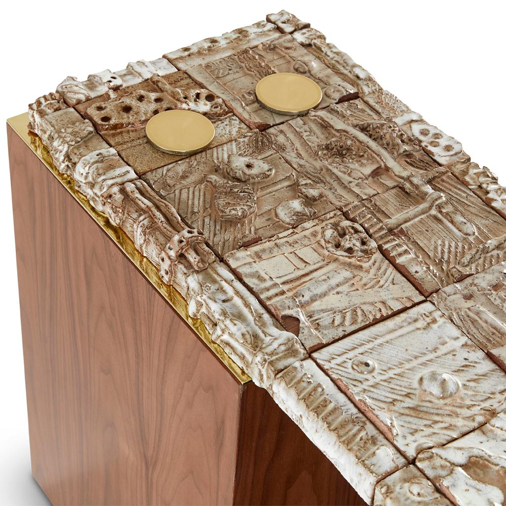 Placage Table d'appoint Stellar Float moderne en céramique et laiton, faite à la main, en noyer, par Egg Designs en vente