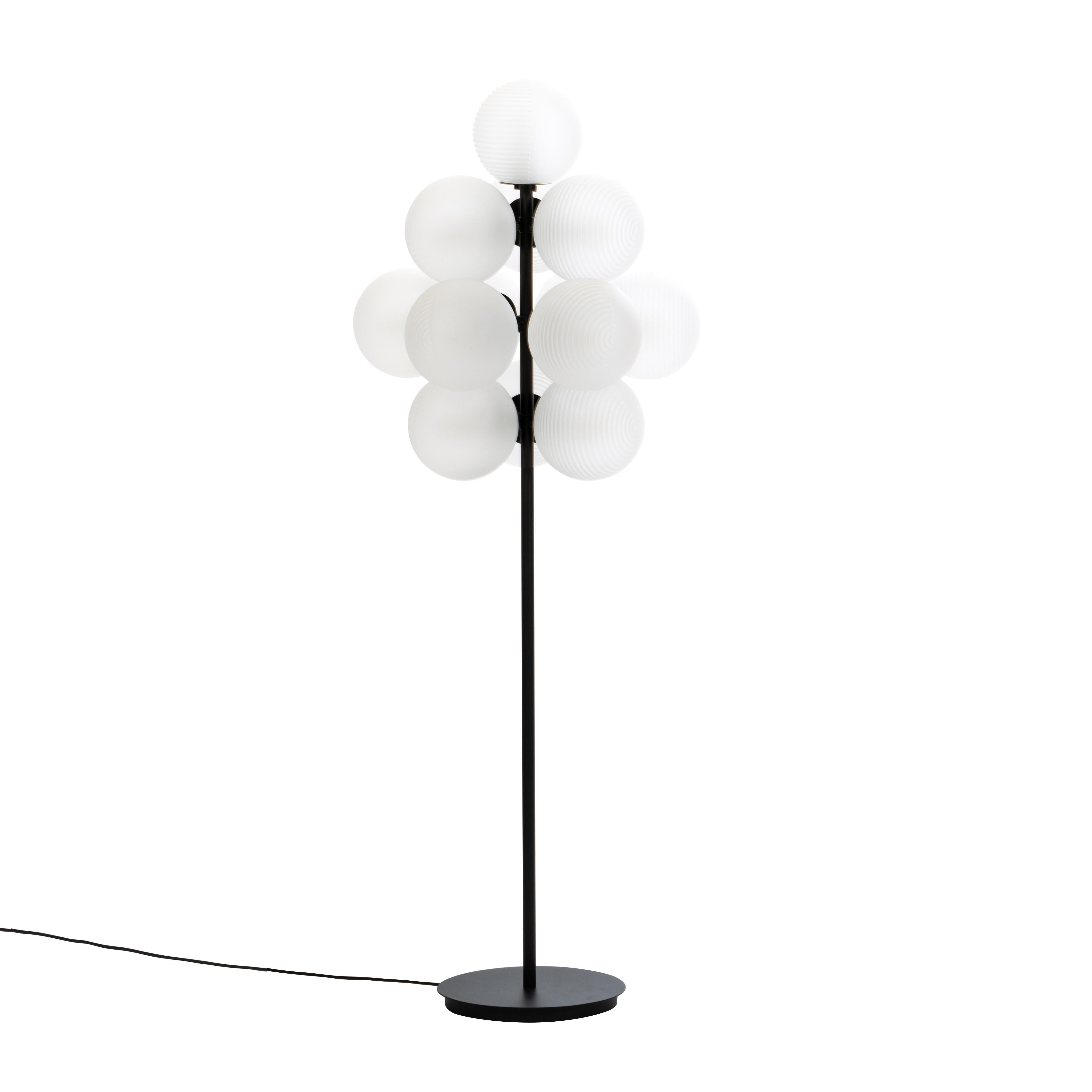 Grand lampadaire Stellar Grape gris fumé en forme d'assiette noire par Pulpo Neuf - En vente à Geneve, CH