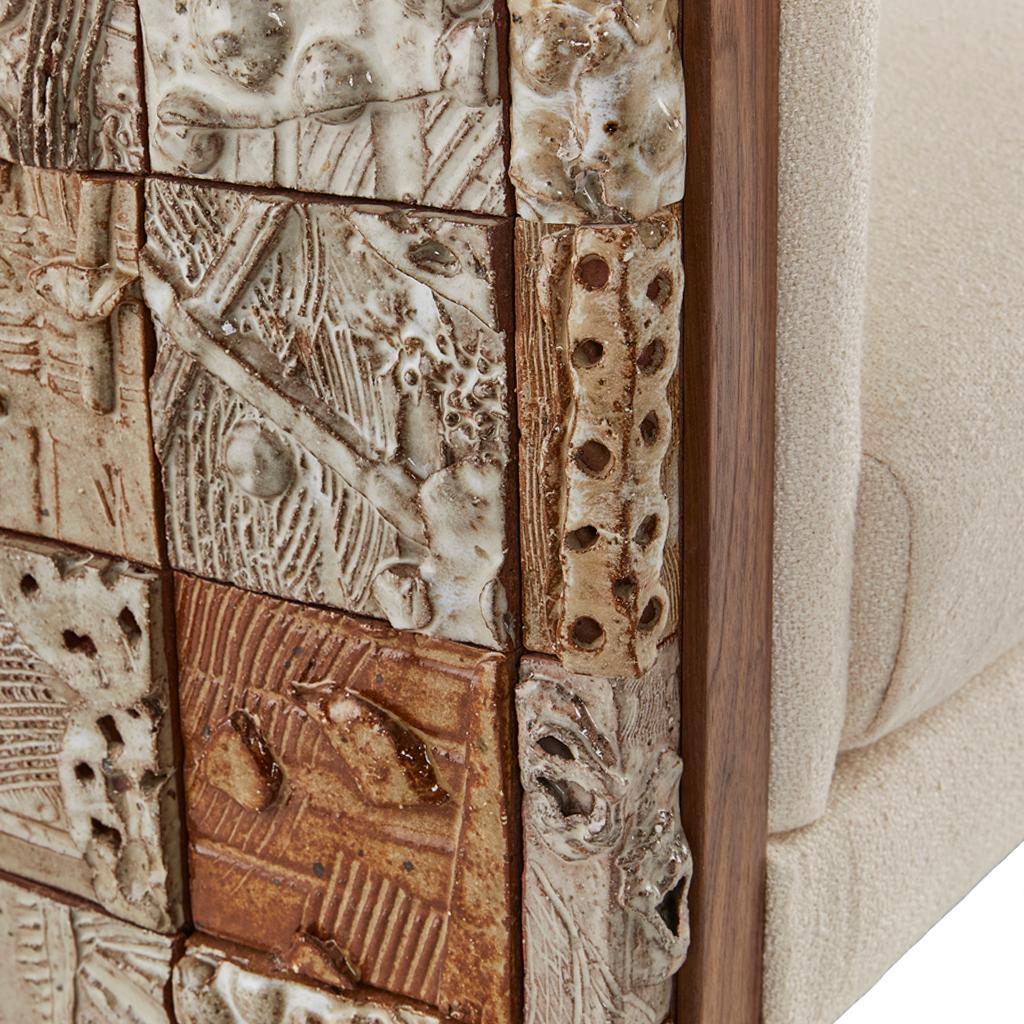 Stellar Modern Handmade Keramik, Nussbaum, Boucle' gepolstertes luxuriöses Sofa im Angebot 7