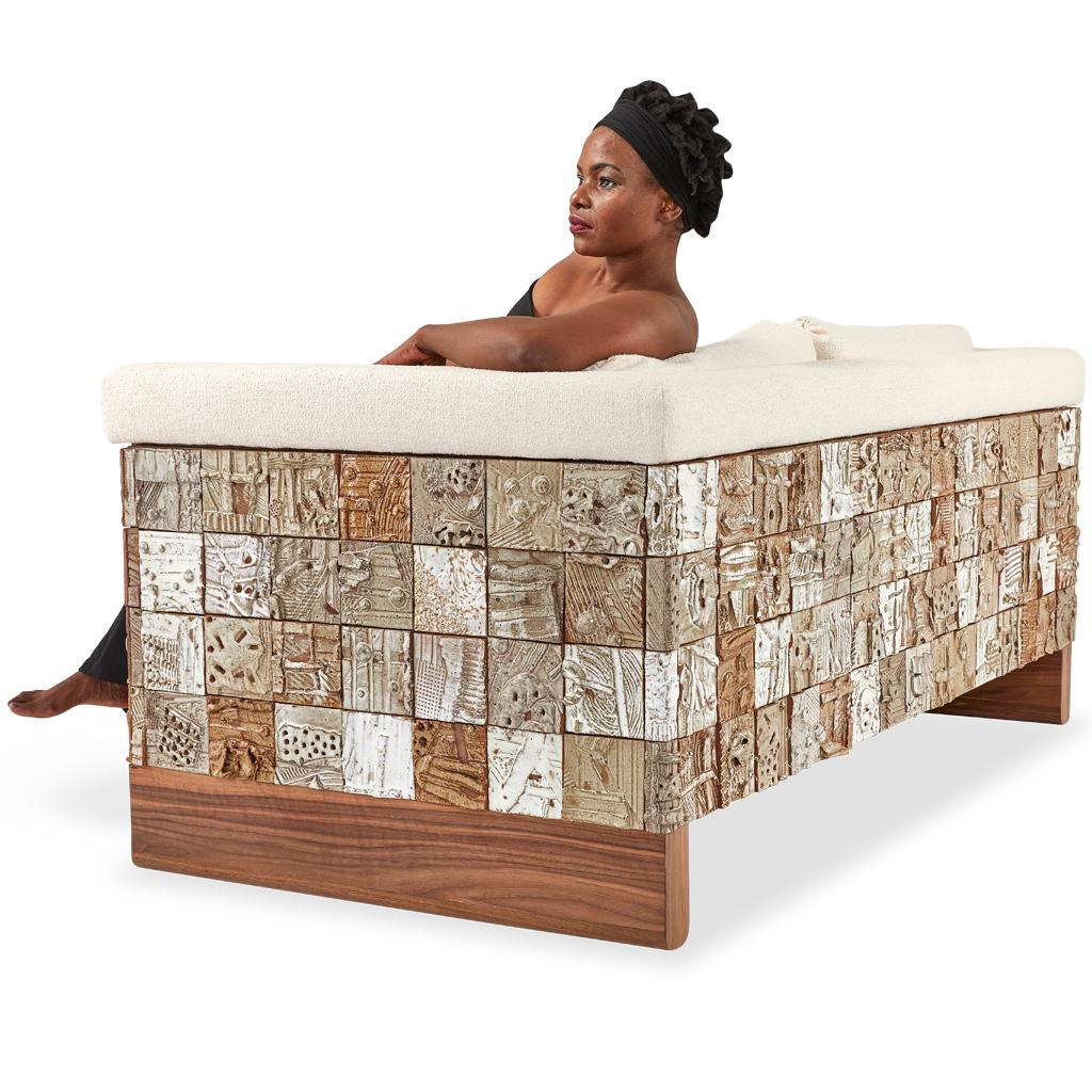 Sud-africain Canapé de luxe Stellar Modernity fait à la main en céramique, noyer, Boucle' Upholstered en vente