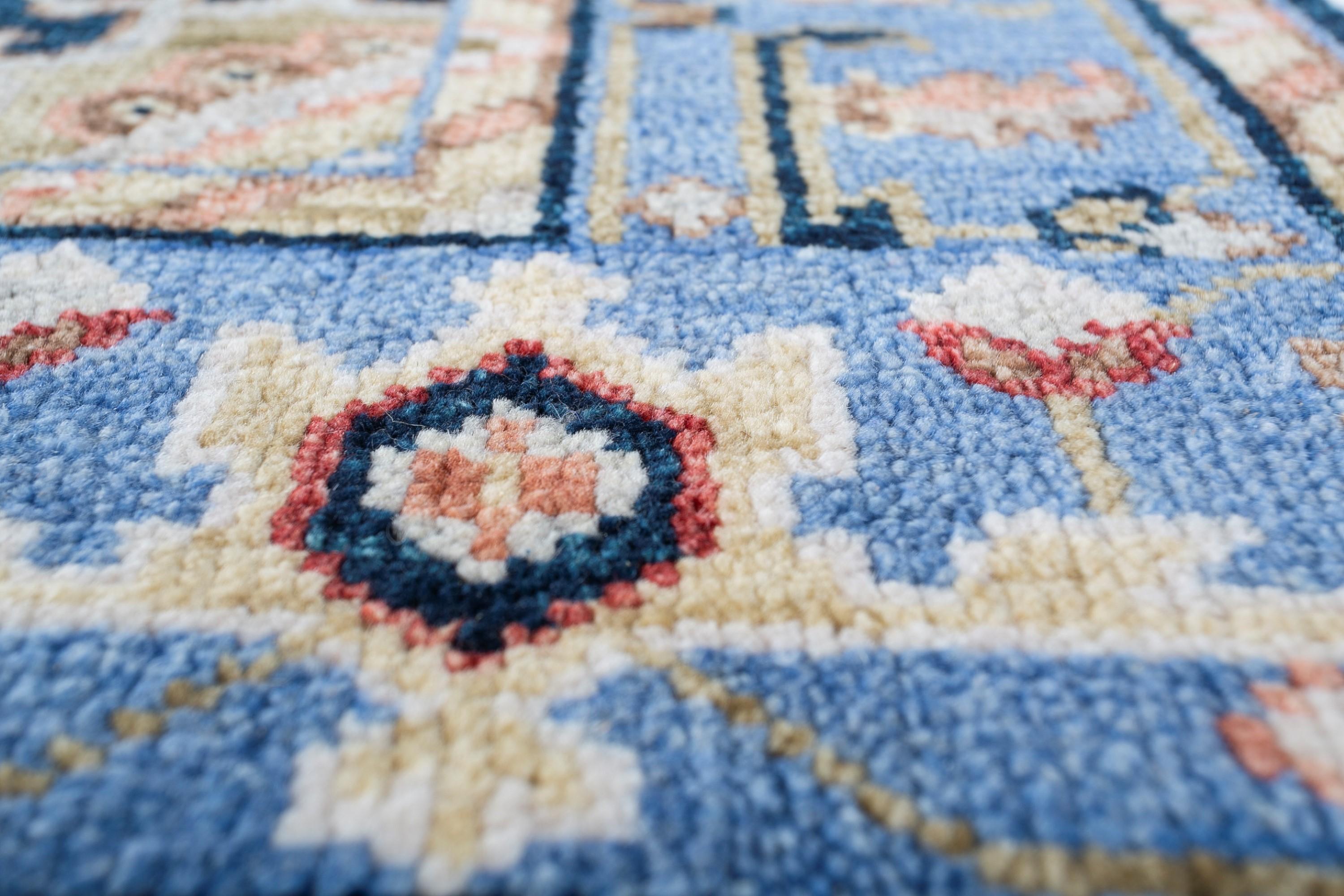 Empapado en el rico tapiz de la herencia persa, el encanto de los motivos tradicionales sigue deleitando e inspirando. Una pieza así es esta alfombra de suelo hecha a mano de nuestra colección Savana, que encarna el arte persa a la vez que adopta la