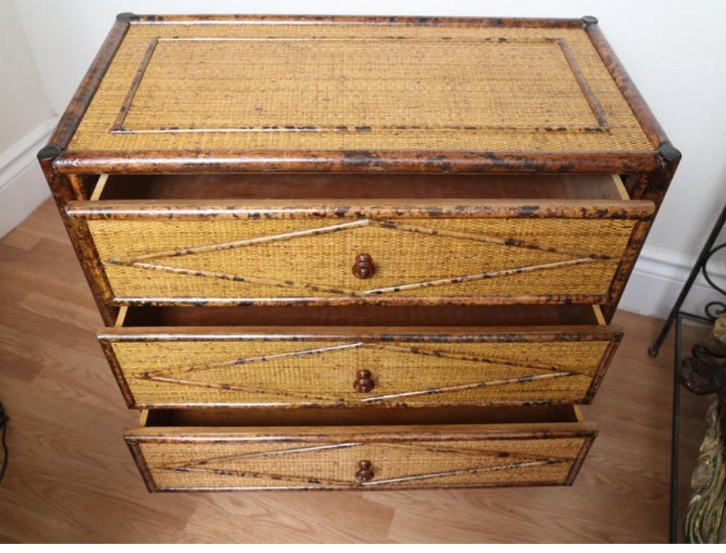 Stellar restauriert Vintage Schildpatt Bambus Stock Kommode - Paar verfügbar (Unbekannt) im Angebot