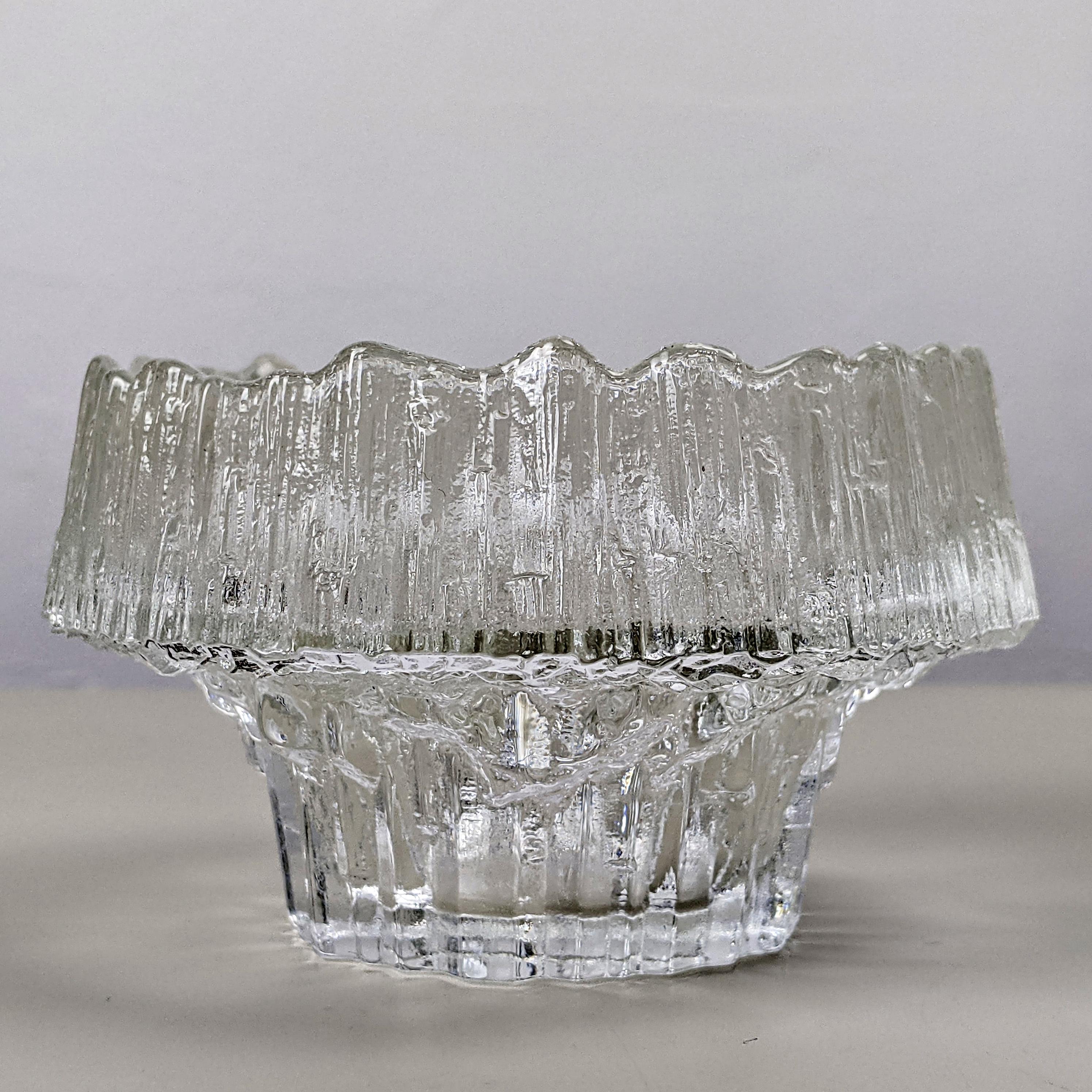 Tapio Wirkkala für Iittala, um 1970
Kerze 'Stellaria' Teelichthalter

Klar strukturiertes Glas
Ausgezeichneter Zustand

Abmessungen, ca...:
Durchmesser 10,5 cm, Höhe 6,5 cm, Gewicht 295 g.