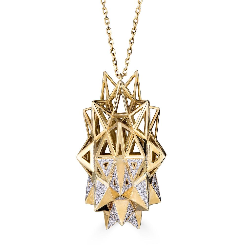 Questa collana di diamanti stellati, unica nel suo genere, è stata creata utilizzando algoritmi astrologici e ispirandosi al cosmo. Questa collana è ispirata alla geometria sacra ed è stata creata per fornire una forza potente al tuo viaggio