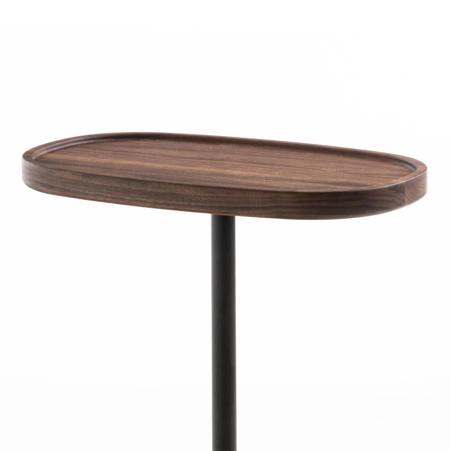Side table Stelle oval with Carnico dark
grey marble base with black matte metal rod.
Base is 14cm diameter. With oval solid walnut top.
Also available with white Carrara marble base.
Also available in height 50cm or 55cm.