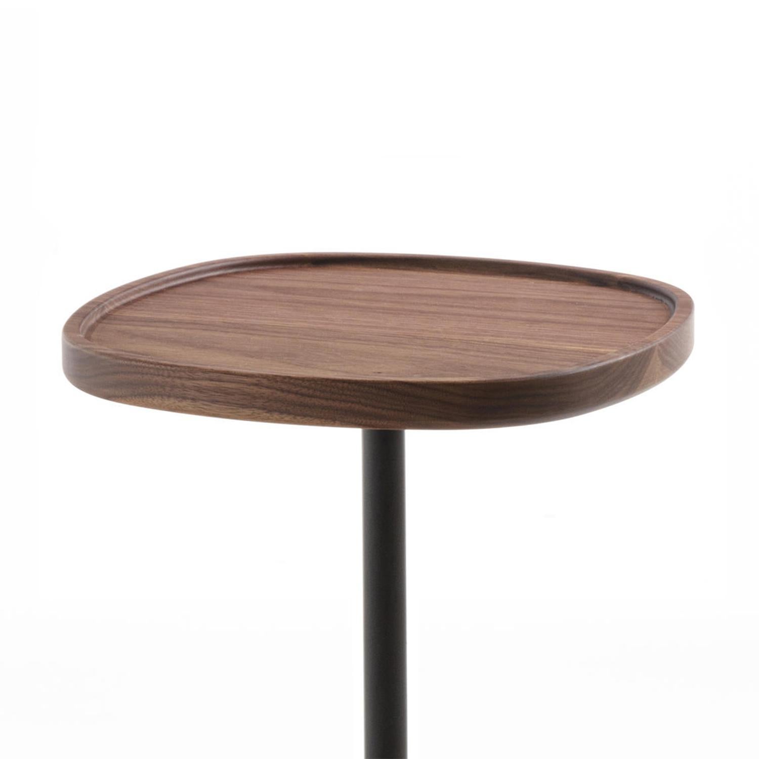 Side table Stelle square with Carnico dark
grey marble base with black matte metal rod.
Base is 14cm diameter. With square solid walnut
rounded corners top.
Also available with white Carrara marble base.
Also available in height 50cm or 55cm.