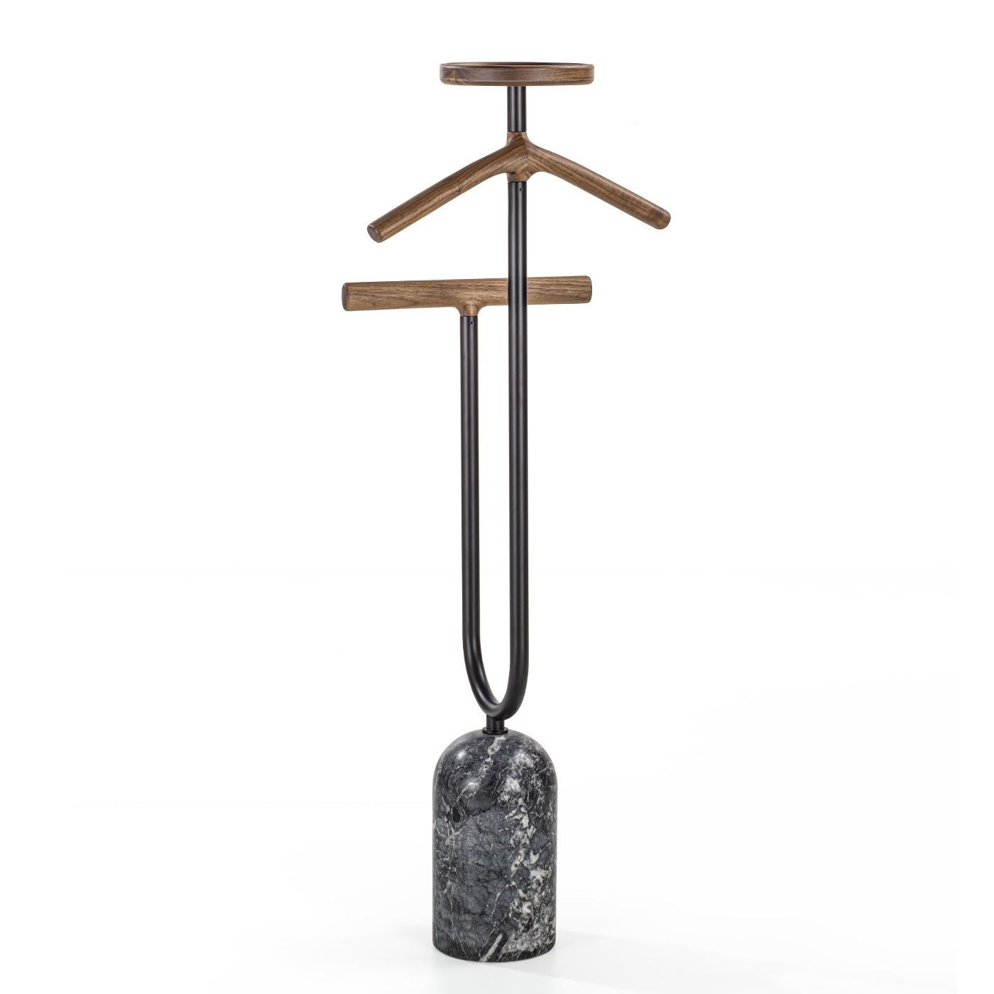 Valet Stelle with solid walnut wood top and
hanging rack parts. Trousers holder with non-
slip insert in grey microfiber and coin tray 
covered with genuine black leather. With Carnico 
dark grey marble base with black matte metal rod.
Also