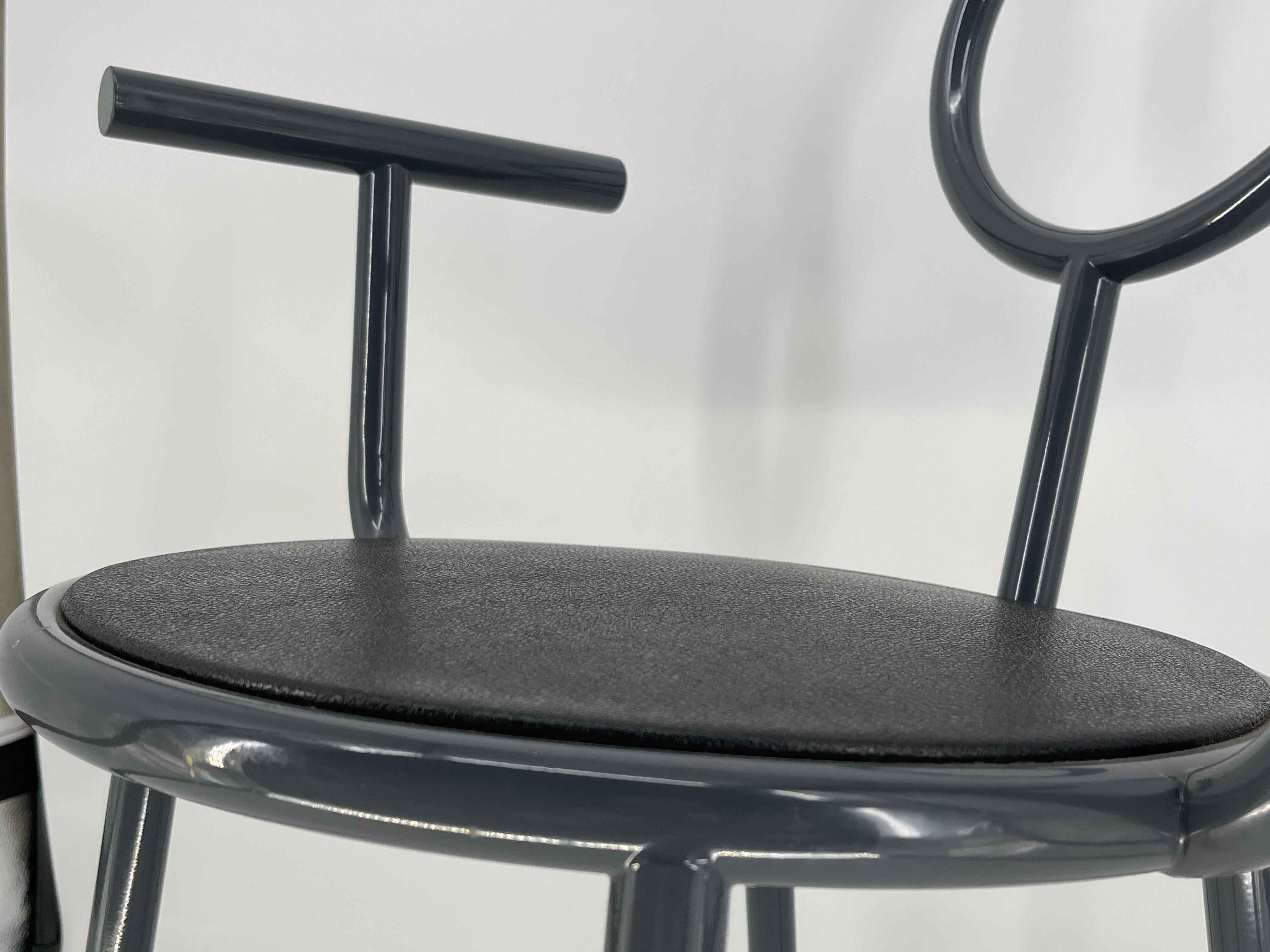 Sessel ' Stelline ' von Allessandro Mendini für den Hersteller Elam UNO, Design 1987. Struktur aus dunkelgrau lackiertem Metall mit Kunststoffeinlagen in der Sitzfläche. Branding unterhalb der Kunststoffeinlage Sitzfläche 