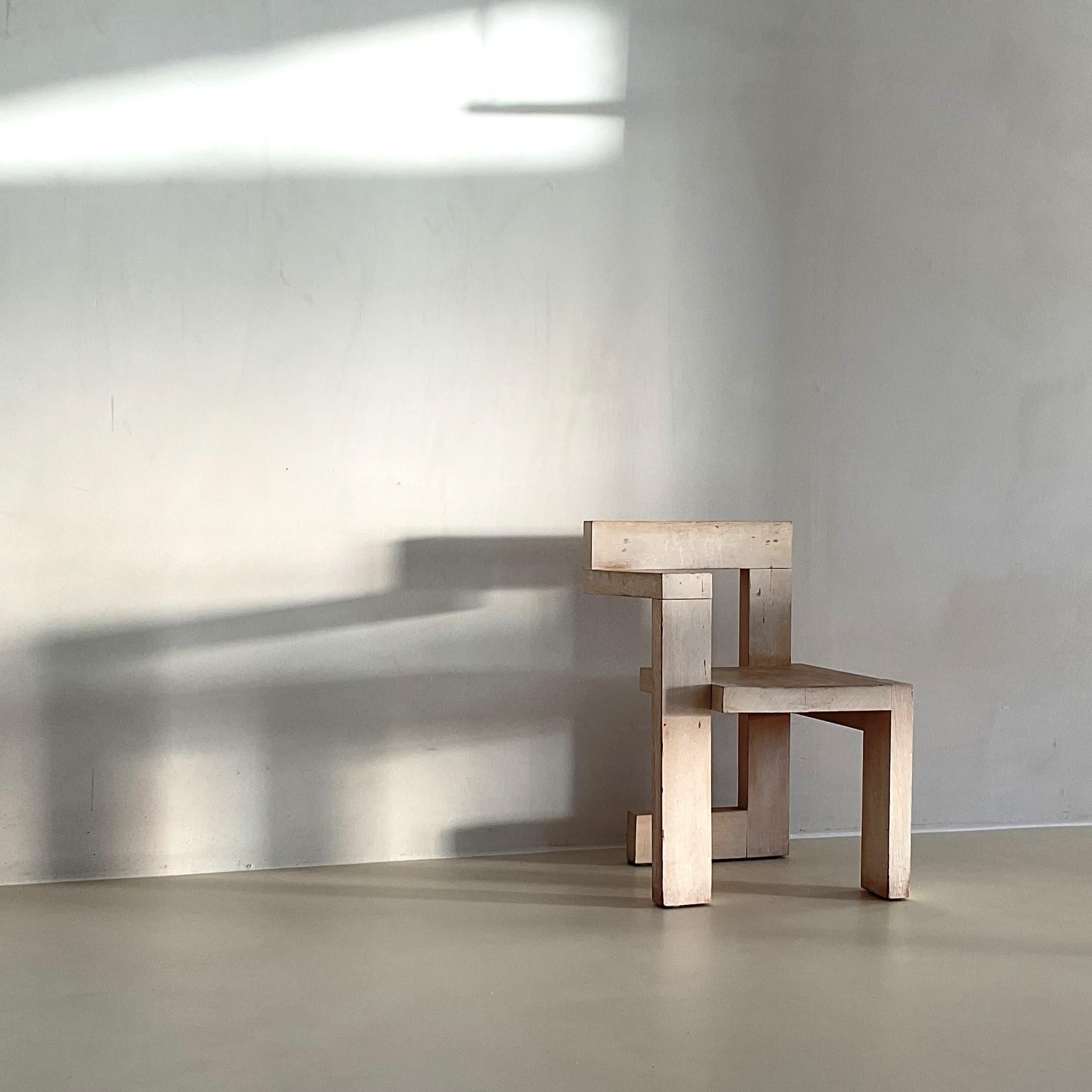 Chaise Steltman en chêne chaulé, vers 1973.  Seules quelques douzaines (40-50) de Steltman ont été fabriquées, ce qui fait de cette icône du design une pièce extrêmement rare.
L'un des projets finaux de l'atelier de Rietveld, le  En tant