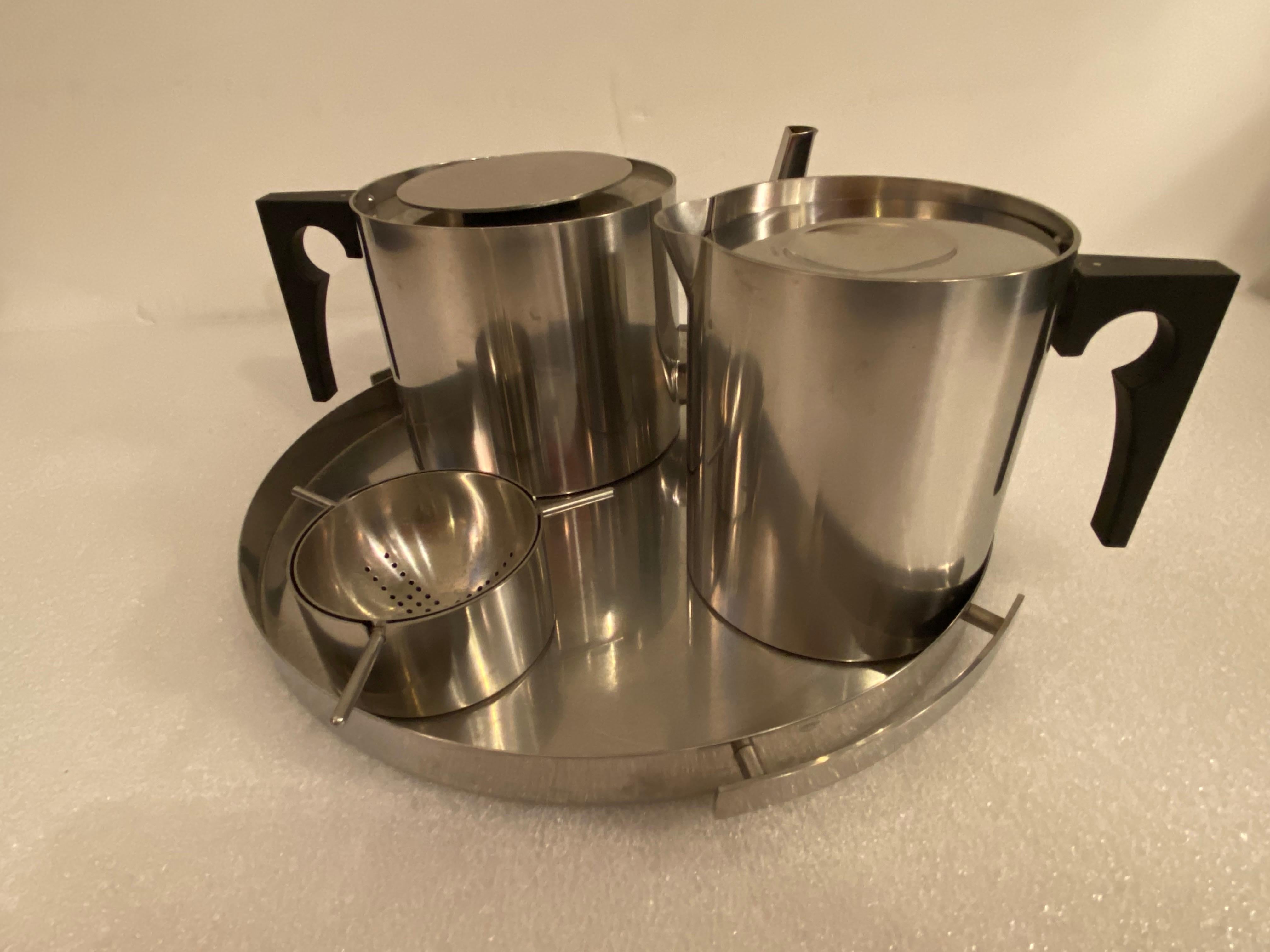 Set di stoviglie 4 pezzi Stelton, disegnato da Arne Jacobsen.  La teiera, la brocca per l'acqua calda e il colino per il tè si trovano su un vassoio da 11,5 pollici.  Tutti i pezzi sono accompagnati dalle loro scatole e dalle nostre Edizioni