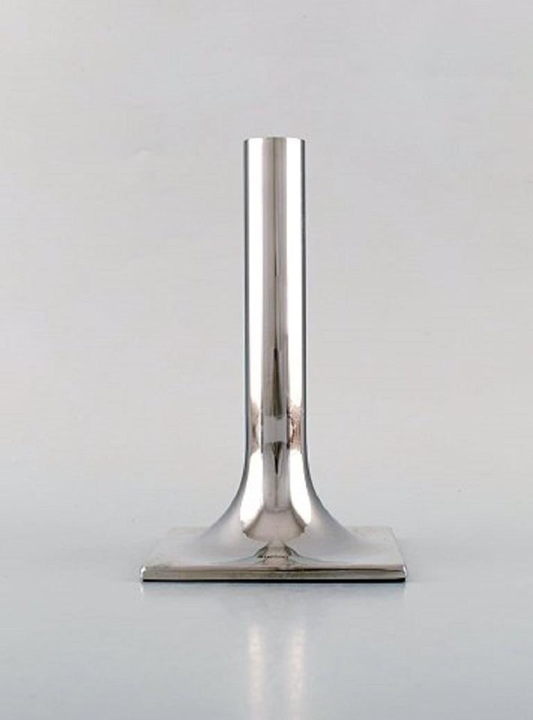 Stelton candlestick and juice presser in stainless steel along with eight tea light candle holders in purple glass and stainless steel, late 20th century.
Glass candleholders measure: 10 x 3 cm.
Tea light candleholders measure: 8 x 4 cm.
The