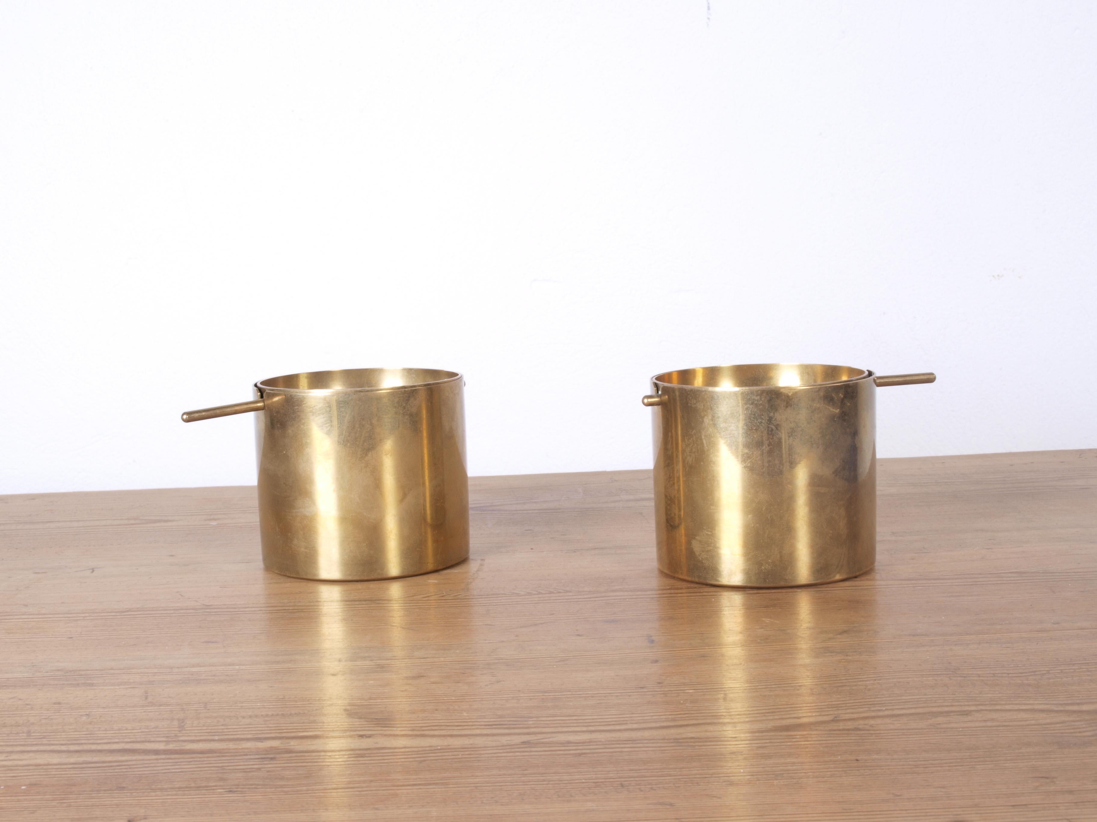 This Cylinda-line ashtray, designed by Arne Jacobsen and made by Stelton between 1967, represents the rare small-sized version meant for cigarretes. The version in brass came on later, when the machine had difficulties working with the new material.