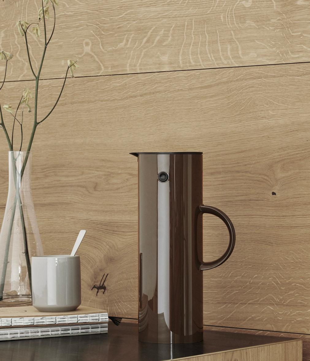 La jarra de vacío EM77 de acero con el exclusivo tapón basculante fue creada por el diseñador danés Erik Magnussen y es un icono del diseño en todo el mundo. La jarra tiene capacidad para 1 l. y se puede utilizar para café y té. El inserto de vidrio