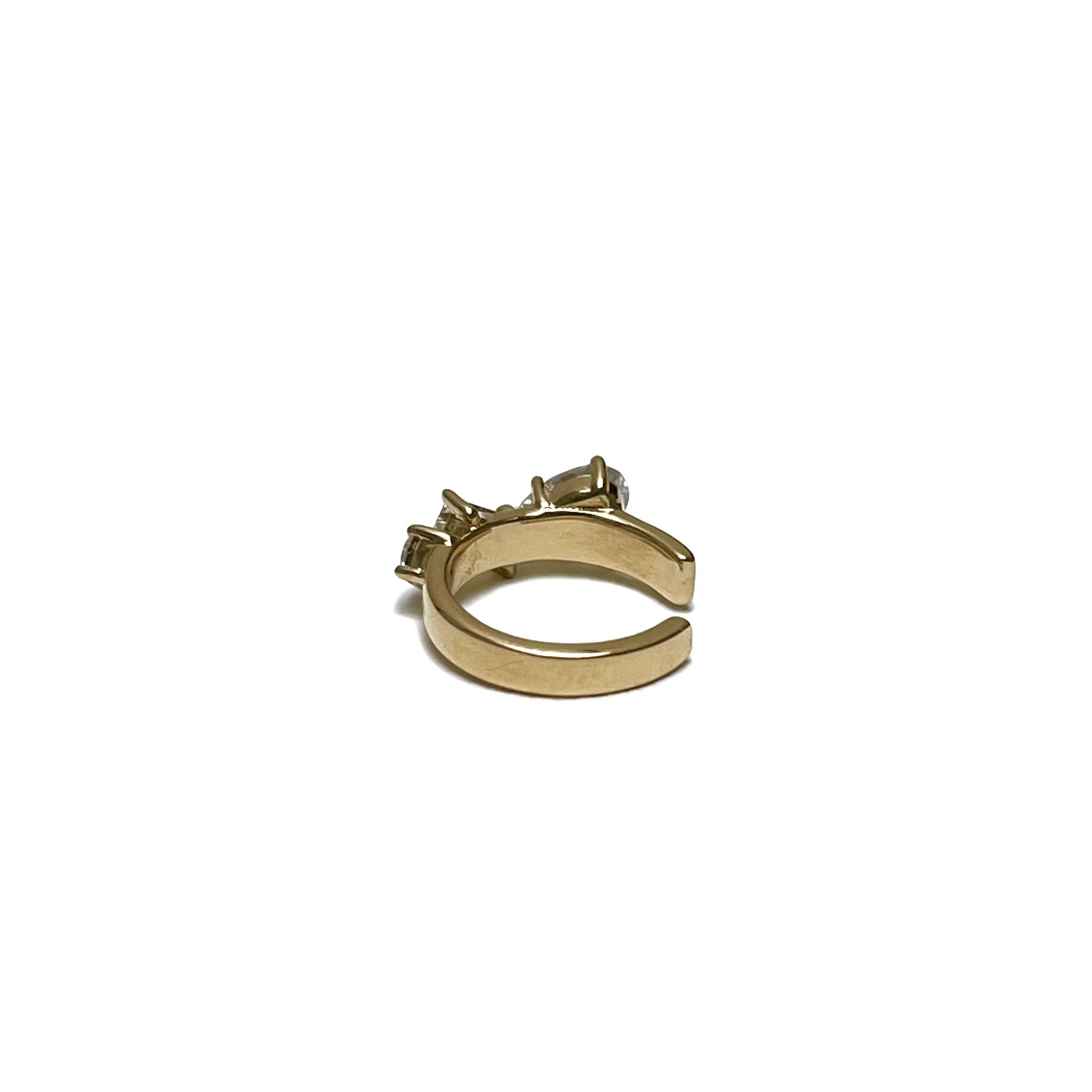 Intention : Souligner qui vous êtes

Design/One : Une délicate gerbe de diamants de taille fantaisie  met en valeur la beauté de la poire singulière, de la baguette et des pierres précieuses brillantes est contient.  Faisant partie de la collection