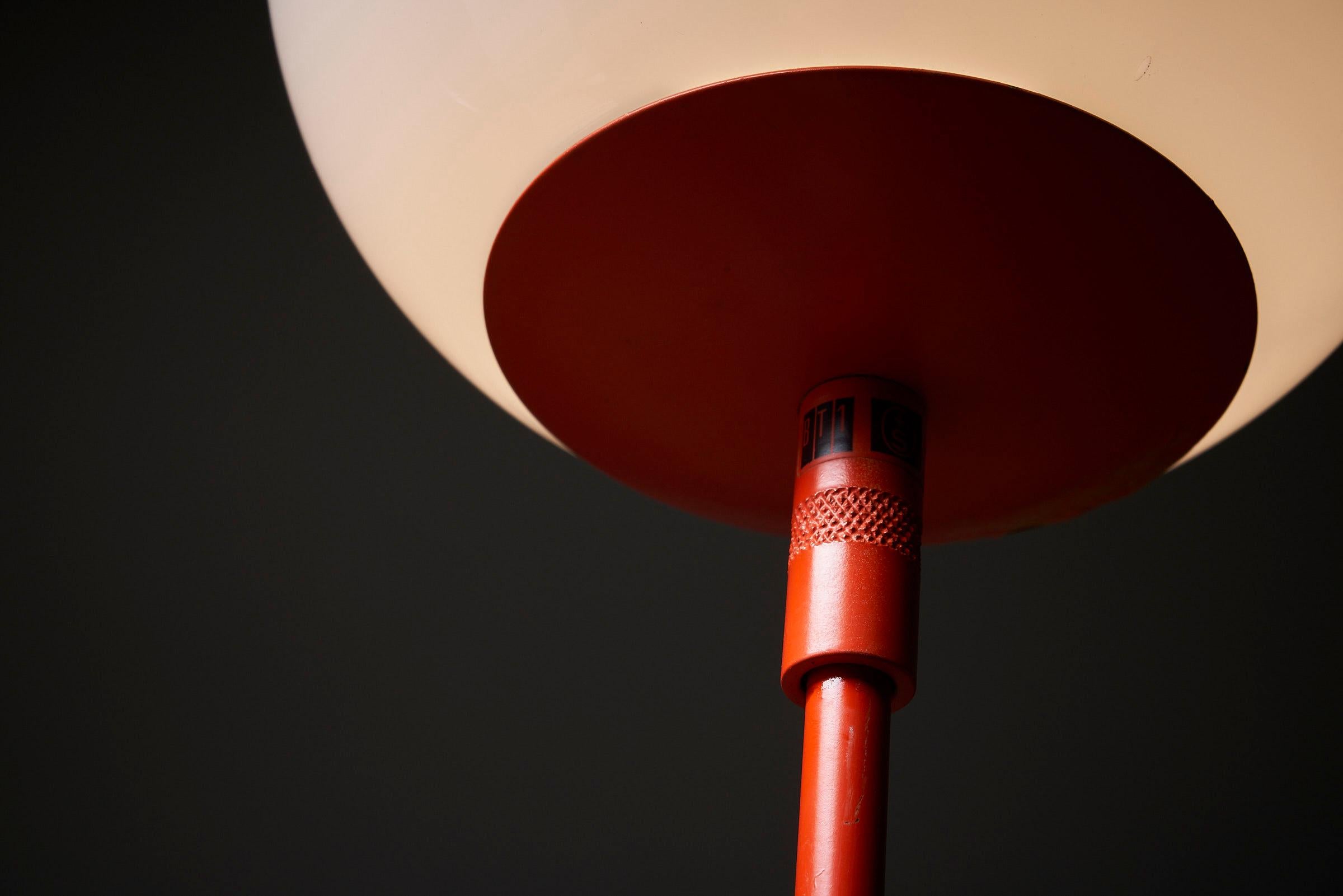 20ième siècle Lampadaire Stem avec sphère en verre BAG Turgi en vente