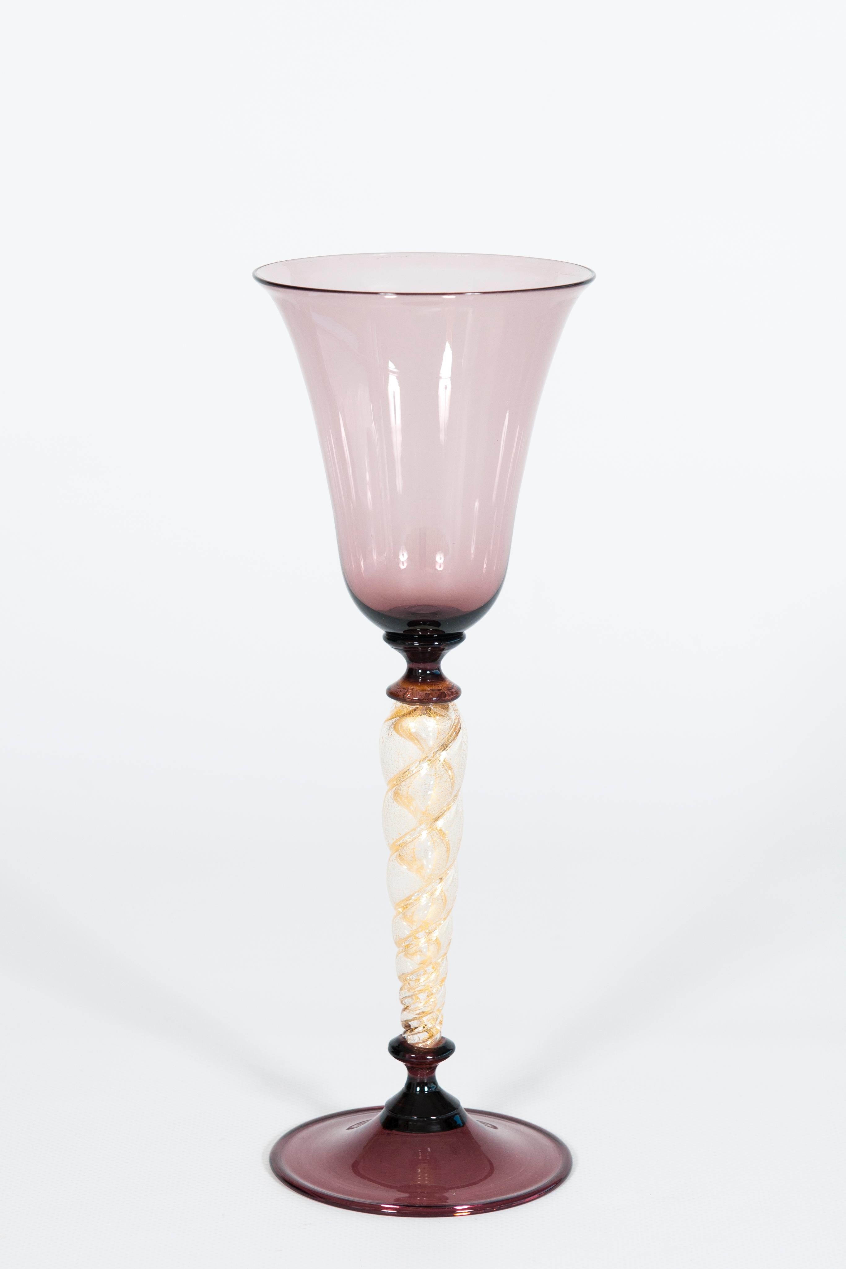 Stem Glass in Amethyst Murano Glass with Spiral Stem in Gold Leaf Italy 1990s.
Entirely handmade of Murano glass and gold leaf in the 1990s, this sophisticated stem glass is attributed to the Venetian glassmaker Maestro nicknamed 