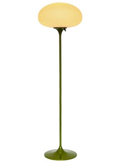 Lámpara de pie Stemlite de Designline en aguacate con pantalla de cristal esmerilado blanco