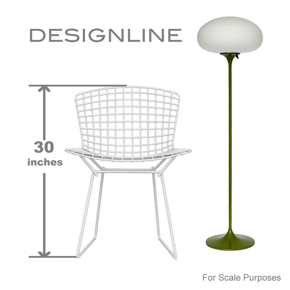 Stemlite-Stehlampe von Designline in Avocado aus Avocado mit weißem, mattiertem Glasschirm (Indisch) im Angebot