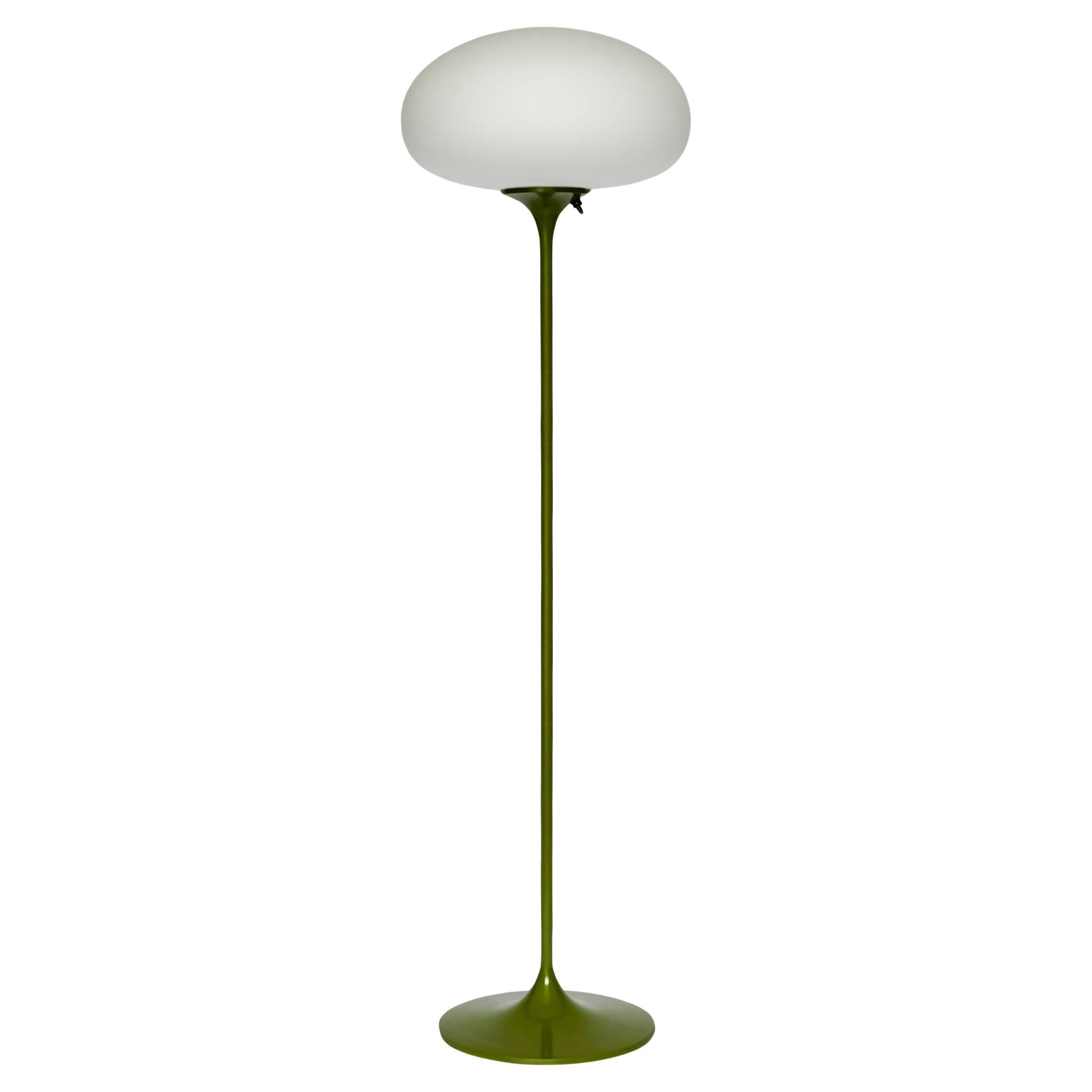 Stemlite-Stehlampe von Designline in Avocado aus Avocado mit weißem, mattiertem Glasschirm