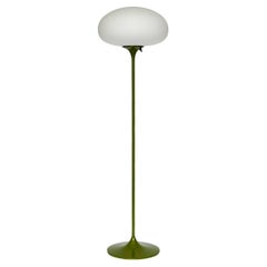 Lampadaire Stemlite de Designline en avocat avec abat-jour en verre dépoli blanc
