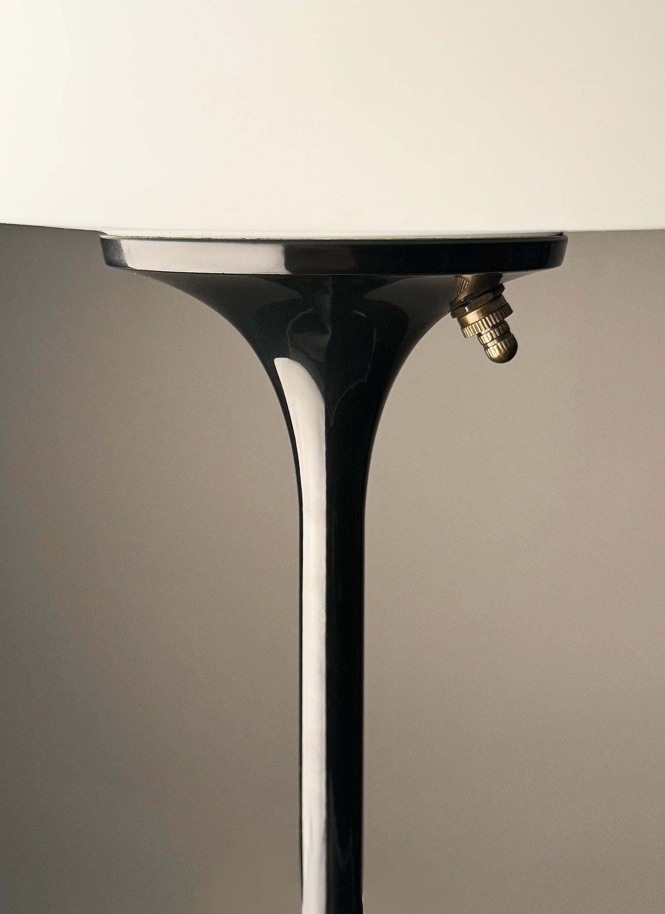 Stemlite-Stehlampe von Designline, schwarz, mit weißem, mattiertem Glasschirm (Moderne der Mitte des Jahrhunderts) im Angebot