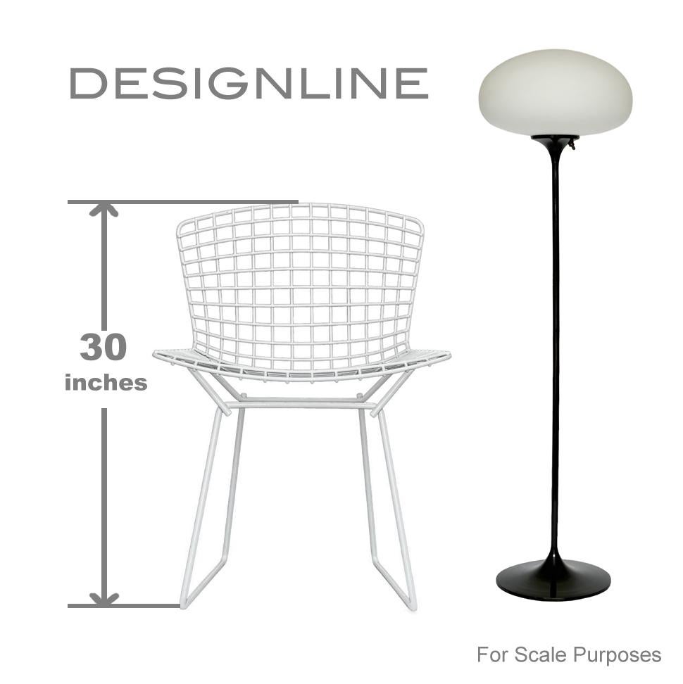 Stemlite-Stehlampe von Designline, schwarz, mit weißem, mattiertem Glasschirm (Indisch) im Angebot