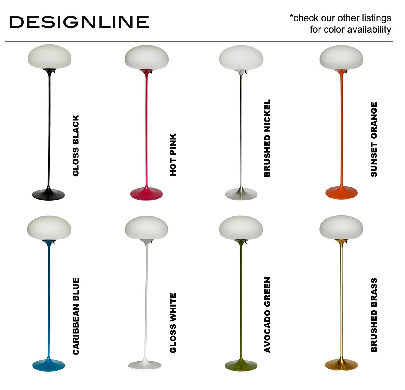 Stemlite-Stehlampe von Designline, schwarz, mit weißem, mattiertem Glasschirm (21. Jahrhundert und zeitgenössisch) im Angebot