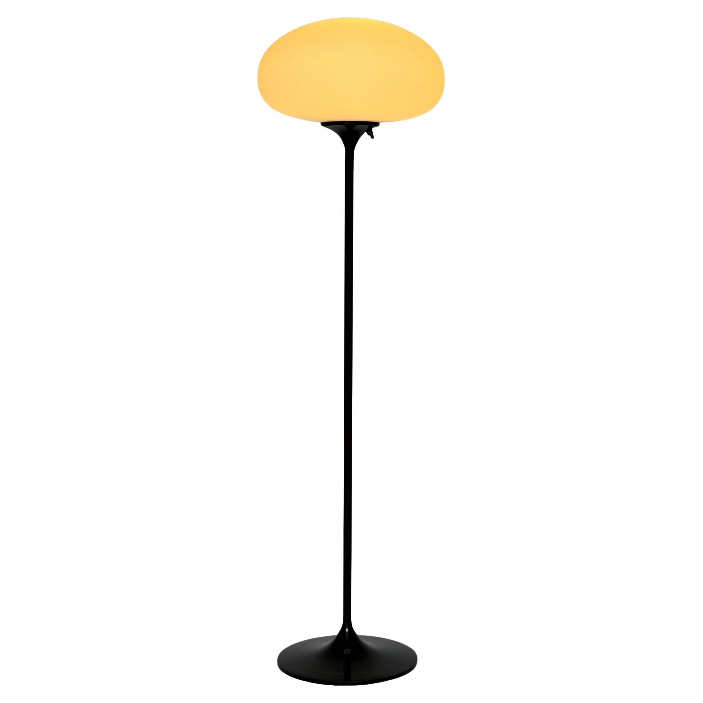 Stemlite-Stehlampe von Designline, schwarz, mit weißem, mattiertem Glasschirm im Angebot