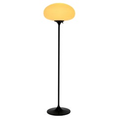 Lampadaire Stemlite de Designline en noir avec abat-jour en verre dépoli blanc
