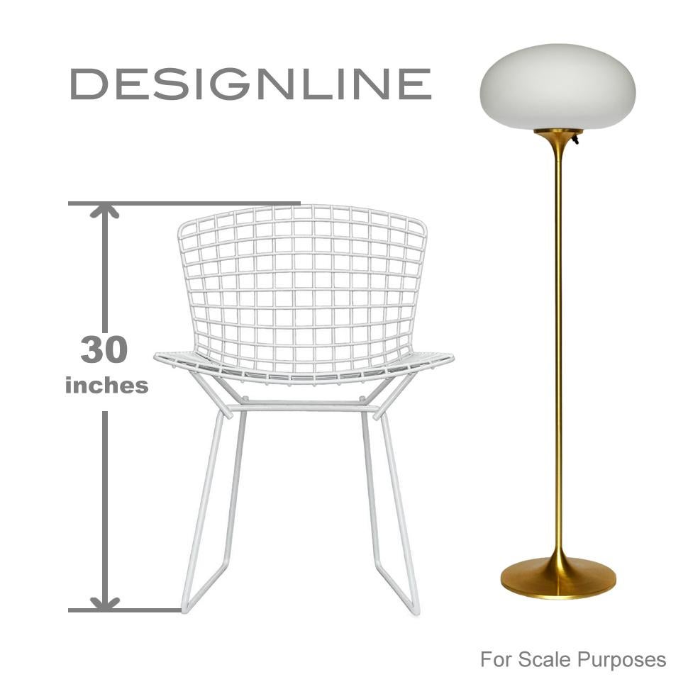 Indiano Lampada da terra Stemlite di Designline in ottone con paralume in vetro smerigliato bianco in vendita