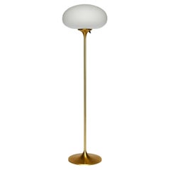 Lampadaire Stemlite de Designline en laiton avec abat-jour en verre dépoli blanc