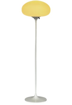 Lámpara de pie Stemlite de Designline en blanco brillante con pantalla de cristal esmerilado blanco