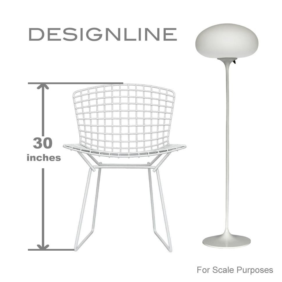 Stemlite Stehlampe von Designline in glänzendem Weiß mit weißem, mattiertem Glasschirm aus Milchglas von Designline (Indisch) im Angebot