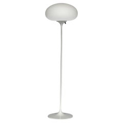 Lampadaire Stemlite de Designline en blanc brillant avec abat-jour en verre dépoli blanc