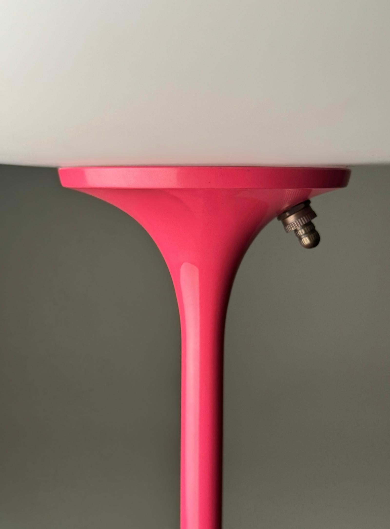 Mid-Century moderno Lampada da terra Stemlite di Designline in rosa caldo con paralume in vetro smerigliato bianco in vendita