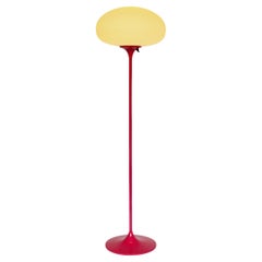 Lampadaire Stemlite de Designline en rose vif avec abat-jour en verre dépoli blanc