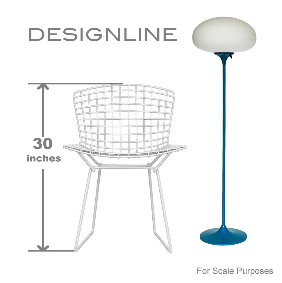 Stemlite-Stehlampe von Designline in Retro-Blau mit weißem, mattiertem Glasschirm von Designline (Indisch) im Angebot