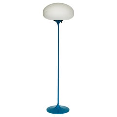 Lampadaire Stemlite de Designline en bleu rétro avec abat-jour en verre dépoli blanc
